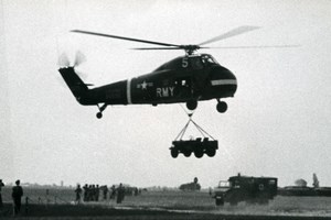 USA Military Helicopter Sikorsky carrying Jeep US Army Aviation Old Photo 1960