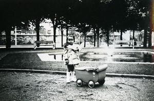 France Fillet et son Petit Landau Jeu d'Enfants Ancienne Photo Amateur 1930