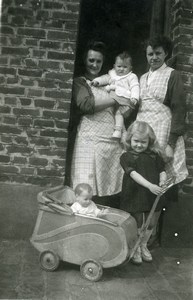 France le Petit Landau de Poupée Jeu d'Enfants Famille Ancienne Photo Amateur 1951