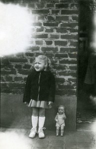 France Fillette et sa Poupée Jeu d'Enfants Ancienne Photo Amateur 1950