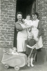 France le Petit Landau de Poupée Jeu d'Enfants Famille Ancienne Photo Amateur 1951
