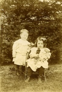 France Fillette et ses Poupées et Singe Jeu d'Enfants Ancienne Photo Amateur 1900