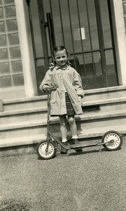 France Fillette et sa Trottinette Jeu d'Enfants Ancienne Photo Amateur 1958