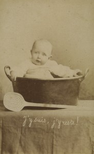 France Paris Bébé dans une marmite J'y suis, j'y reste ancienne Photo CDV Allevy 1890