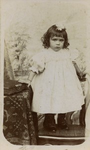 France Bambin Fillette en robe posant a cote d'un album photo ancienne Photo CDV 1890