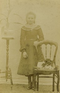 France Jeune Fille posant pres d'une chaise et fleurs ancienne Photo CDV 1890