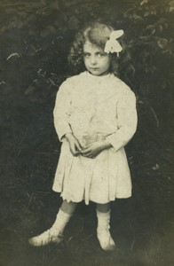 France Fillette posant en exterieur Belle robe et ruban ancienne Photo CDV 1900