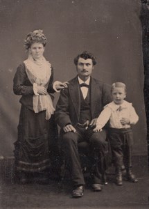 USA ? Family Portrait Parents & Boy Fashion old Tintype Photo 1880's