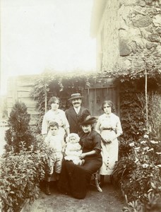 France Family Portrait Wife & husband w/ 4 kids in garden Old Photo 1890