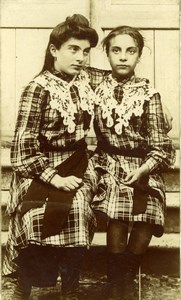 France 2 Girls Friends Sisters? Same Dress old Studio CDV Photo 1890