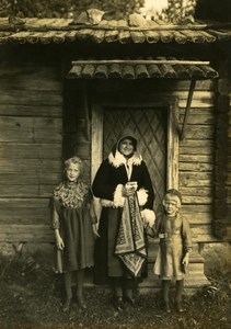 Sweden Swedish Family by woodhouse Traditional Costume old Kopman Photo 1930