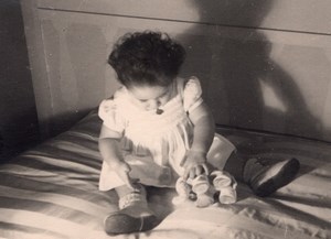 Baby Playing France amateur Snapshot Photo 1950'