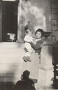 Mother Child & Photographe Shadow Old Snapshot 1930