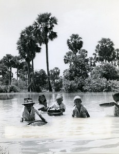 Fisherboys Sinoun little Cambodian Old Photo Wertheimer 1968