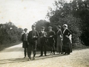 France Sunday in the Countryside Group Warden ? Old Amateur Photo 1890