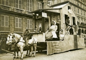 France Paris Mid Lent Parade Tenant Doing a Moonlight Flit Float Old Photo 1912