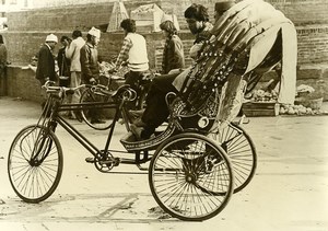 India scene from everyday life Market Cycle Rickshaw Driver Old photo 1960