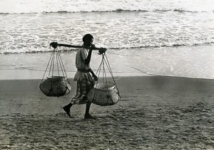 India Scene from Everyday Life Sea shell Gatherer ? Old photo 1960