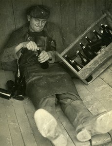 France Paris Thirsty Man Enjoying a few Beer Bottles Old Photo 1950