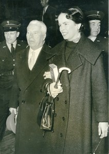 France Paris Charlie & Oona Chaplin Visiting Abbe Pierre Old Photo 1954