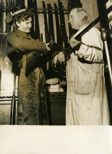 France Paris Gunsmith and Young Woman Hunter Buying Rifle Old Press Photo 1948