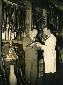 France Paris Gunsmith and Hunter Choosing Rifle Fusil Chasseur Press Photo 1948