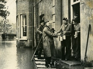 United Kingdom London Clapton Floods Food Delivery Old Press Photo 1947