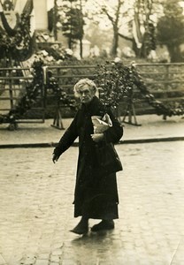 France Paris All Saints' Day Lady Flowers Chrysanthemums Old Meurisse Photo 1929