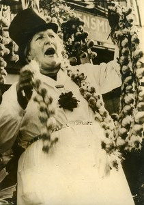 Switzerland Bern Onion Market Seller Zibelemärit Old Photo 1948