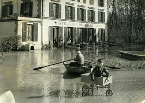 France Couilly Le Grand Morin River Floods Street Scene Children Old Photo 1958