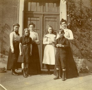 Daily Life in France Group Family Portrait Old Amateur Photo 1900