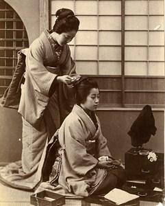 Chine Tianjin Tien-Tsin Miss Clarté O Seru San faisant la toilette de Shigu San ancienne Photo 1906