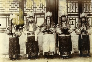 Chine Pékin Beijing Lamas Tibétains devant leur Temple Bouddhiste ancienne Photo 1906