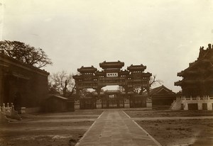 Chine Pékin Beijing Temple des Lamas Yonghe Païfang Bouddhisme tibétain Ancienne Photo 1906
