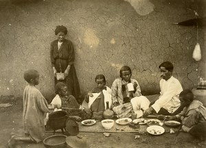 Madagascar le repas de famille Ancienne Photo Ramahandry 1910'