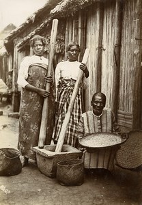Madagascar Women pounding rice Old Photo Ramahandry 1910'