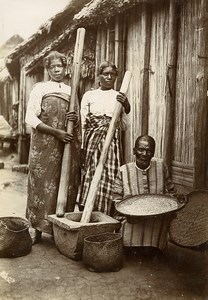 Madagascar Femmes pilant le riz Ancienne Photo Ramahandry 1910'