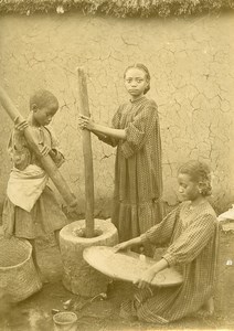 Madagascar Children pounding rice Old Photo Ramahandry 1910'