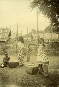 Madagascar Women pounding rice Old Photo Ramahandry 1910'