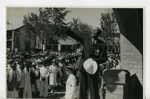 Madagascar Arivonimamo Veteran Medailles adressant la Foule Ancienne Photo 1950