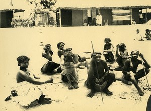 Madagascar Groupe de Femmes Hommes Indigenes Ancienne Photo 1937