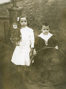 France Poupée et Cerceau Jouets Jeu d'Enfants Ancienne Photo 1920