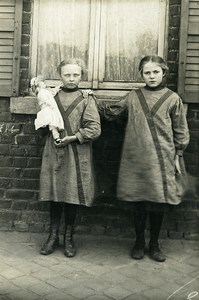 France Les 2 Soeurs Meme Robe et Poupée Jeu d'Enfants Ancienne Photo Amateur 1920