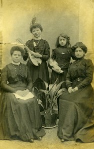 France Famille Groupe Poupée et Mandoline? Jeu d'Enfants Ancienne Photo Amateur 1920