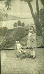 France Fillette et Poupée dans Poussette Jeu d'Enfants Ancienne Photo 1920