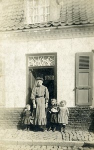 France Caestre Famille Fillettes et Poupée Jeu d'Enfants Ancienne Photo Amateur 1920