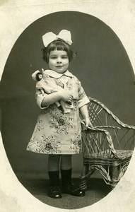 France Fillette et Poupée Chaise en Osier Jeu d'Enfants Ancienne Photo 1920