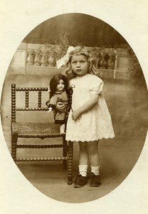 France Fillette et Poupée Jeu d'Enfants Chaise Ancienne Photo 1920