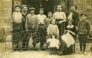 France Roubaix Groupe de Forgerons? et Poupée Jeu d'Enfants Ancienne Photo Amateur 1920