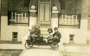 France 4 Gamins dans 1 Voiture à Pédale Jeu d'Enfants Ancienne Photo Amateur 1920